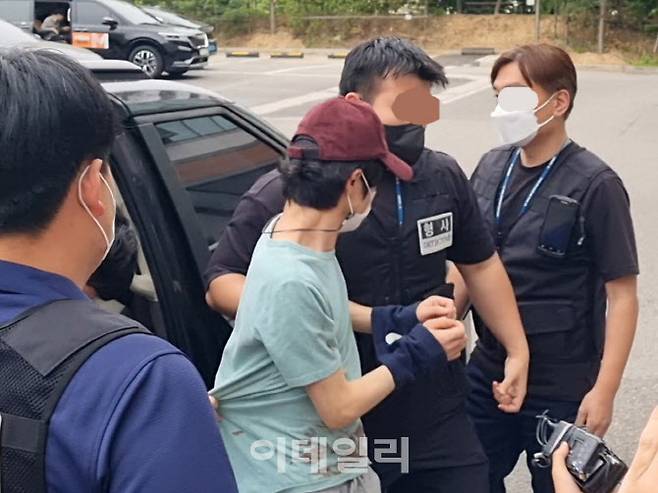 동거하던 여성을 살해한 혐의를 받는 30대 남성 A씨가 26일 서울 금천경찰서로 들어서고 있다.(사진=조민정 기자)