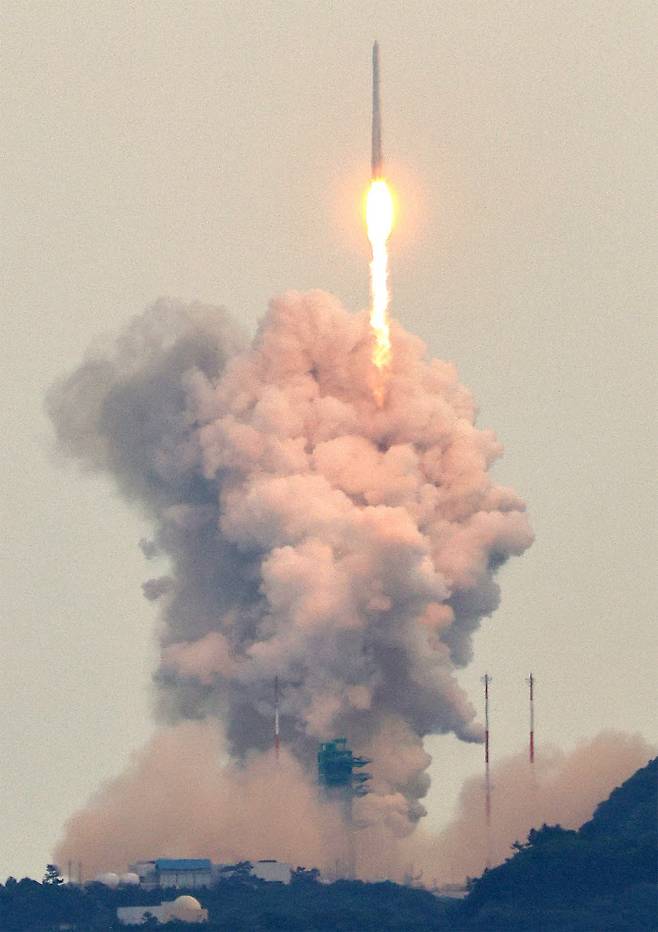 국내 독자 기술로 개발된 한국형 발사체 누리호(KSLV-Ⅱ)가 25일 오후 전남 고흥군 나로우주센터에서 발사되고 있다.(사진=연합뉴스)