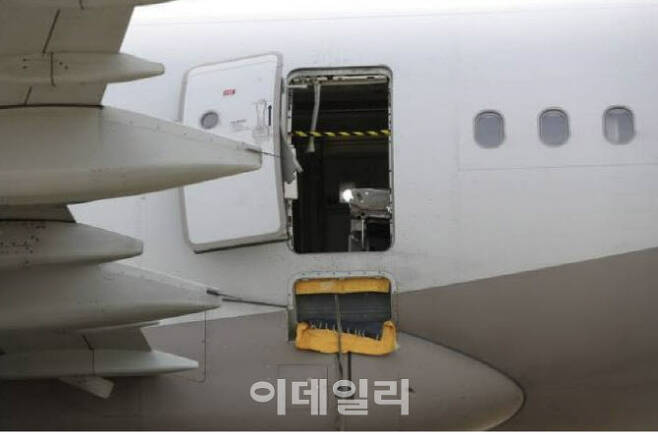 강제 문열림 사고로 기체가 일부 파손된 아시아나항공 에어버스 A321-200. (사진=연합뉴스)