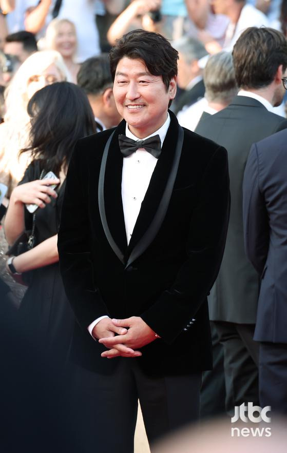 '제76회 칸 국제영화제'(Cannes Film Festival)의 마지막 일정인 페막식이 27일 오후(현지시간) 프랑스 칸 뤼미에르 극장에서 열렸다. 배우 송강호를 비롯해 올란도 블룸, 판빙빙, 에바 롱고리아, 브리 라슨, 스테이시 마틴, 아델 에그자르코풀로스, 안도 사쿠라와 고레이다 히로카즈, 쿠엔틴 타란티노 감독이 참석했다. 칸(프랑스) 박세완 엔터뉴스팀 기자 park.sewan@jtbc.co.kr (콘텐트비즈니스본부)