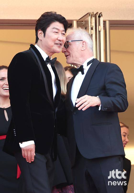 '제76회 칸 국제영화제'(Cannes Film Festival)의 마지막 일정인 페막식이 27일 오후(현지시간) 프랑스 칸 뤼미에르 극장에서 열렸다. 배우 송강호를 비롯해 올란도 블룸, 판빙빙, 에바 롱고리아, 브리 라슨, 스테이시 마틴, 아델 에그자르코풀로스, 안도 사쿠라와 고레이다 히로카즈, 쿠엔틴 타란티노 감독이 참석했다. 칸(프랑스) 박세완 엔터뉴스팀 기자 park.sewan@jtbc.co.kr (콘텐트비즈니스본부)