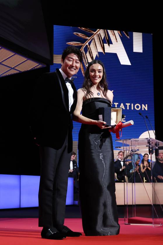 27일(현지시간) 개최된 제76회 칸국제영화제 폐막식에서 전년도 남우주연상 송강호가 올해의 여우주연상 시상을 마치고 수상자 메르베 디즈다르와 기념 사진을 촬영했다. 〈사진=EPA·연합뉴스〉