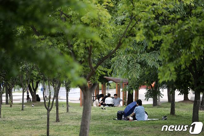 서울 여의도 한강공원을 찾은 시민들이 나무 그늘 아래서 휴식을 취하고 있다. 2023.5.24/뉴스1 ⓒ News1 이승배 기자