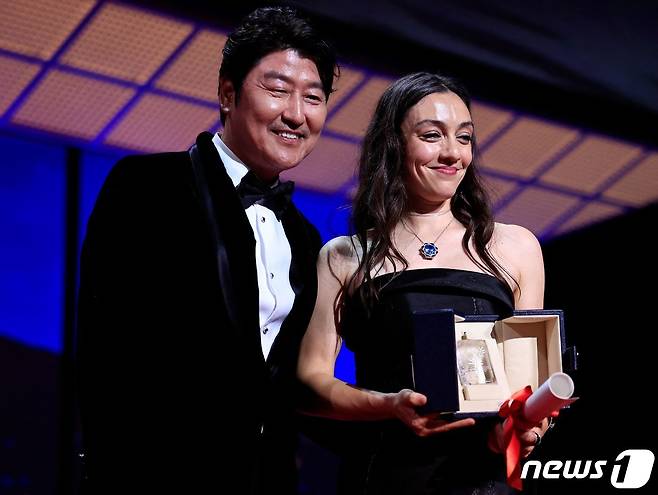 배우 송강호가 여우주연상을 시상하고 있다. ⓒ AFP=뉴스1