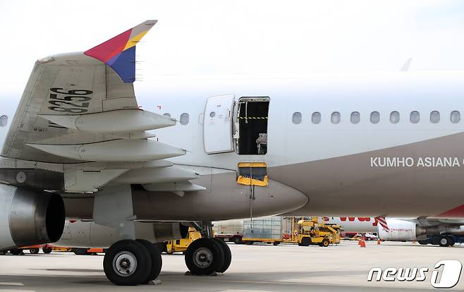 26일 오전 제주에서 대구로 향하던 아시아나 항공기에서 30대 남성이 착륙 전 대구공항 상공에서 비상문을 강제개방하는 사고가 발생해 일부 승객이 병원으로 이송돼 치료를 받고 있다. 이날 오후 비상문이 개방된 채 대구공항에 착륙한 항공기가 계류장에 대기하고 있다. 2023.5.26/뉴스1 ⓒ News1 공정식 기자