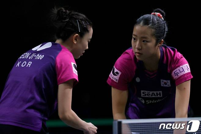 경기 중인 신유빈(오른쪽)과 전지희(왼쪽). ⓒ AFP=뉴스1