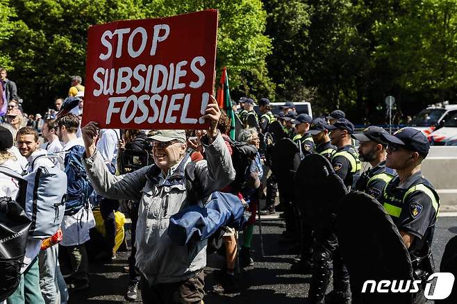 네덜란드에서 화석 연료에 대한 보조금 지급 중단을 요구하며 시위를 벌인 환경 운동가 1500명 이상이 체포됐다. 2023.05.27. ⓒ AFP=뉴스1 ⓒ News1 정윤영 기자