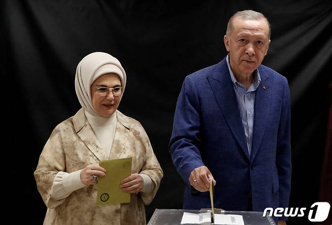 28일(현지시간) 레제프 타이이프 에르도안 대통령이 이스탄불에서 부인 에미네와 함께 투표한 뒤 유권자들에게 "낙관하지 말고 투표에 참여하라＂고 촉구했다. ⓒ 로이터=뉴스1 ⓒ News1 정윤영 기자