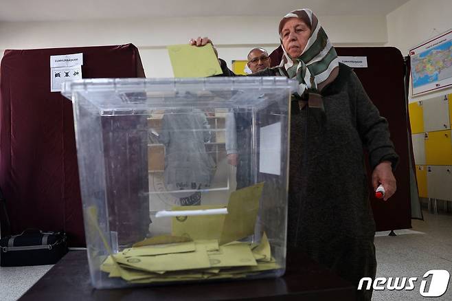 28일(현지시간) 튀르키예에서 대선 결선이 실시된 가운데 유권자들이 투표를 마친 뒤 용지를 투표함에 넣고 있다. 2023.05.28. ⓒ AFP=뉴스1 ⓒ News1 정윤영 기자