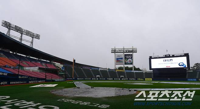 28일 서울 잠실야구장에서 열릴 예정이던 프로야구 두산 베어스와 SSG 랜더스의 경기는 우천으로 취소됐다.  전날 경기에 이어 이틀 연속 취소다. 이틀째 내린 비로 그라운드가 젖어 있어 경기 진행이 불가능한 상태를 감안해  KBO는 오전 11시 15분 우천취소를 결정했다. 잠실=최문영 기자deer@sportschosun.com /2023.05.28/