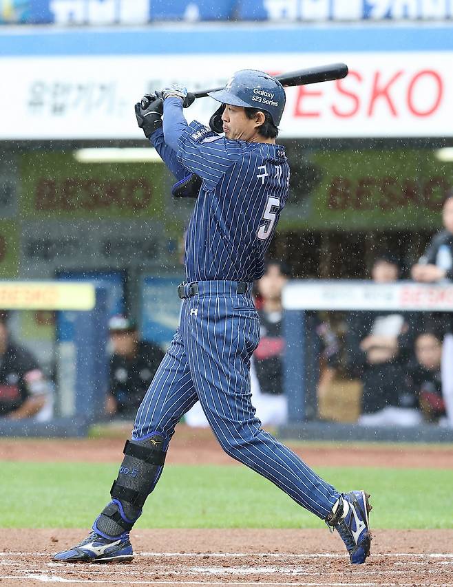 2회 비가 쏟아지는 가운데 싹쓸이 적시 2루타를 날리는 구자욱. 사진제공=삼성 라이온즈