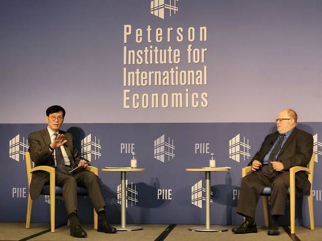 이창용 한국은행 총재가 지난해 10월15일(현지시간) 미국 워싱턴DC에 있는 피터슨국제경제연구소(PIIE)에서 한국의 통화정책을 주제로 대담하고 있다. 오른쪽은 애덤 포센 PIIE 회장. [이미지출처=연합뉴스]