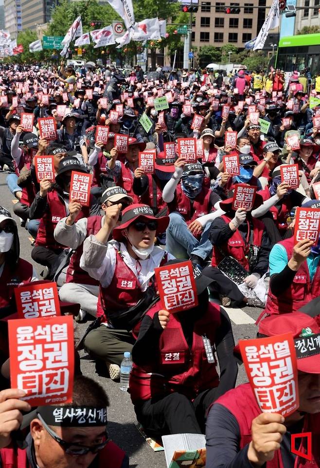 민주노총 조합원들이 지난 17일 서울 세종대로 일대에서 집회를 열고 윤석열 정권 퇴진 구호를 외치고 있다. 사진=허영한 기자 younghan@