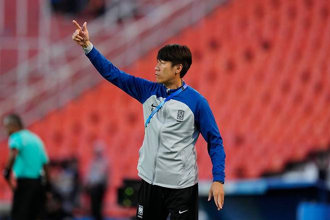 김은중 20세 이하(U-20) 축구 대표팀 감독이 25일(현지 시각) 아르헨티나 멘도사 말비나스 아르헨티나스 경기장에서 열린 2023 국제축구연맹(FIFA) U-20 월드컵 조별예선 F조 2차전 온두라스와 경기에서 지시를 내리고 있다. 이날 대표팀은 2대2로 비겼다. /AP 연합뉴스