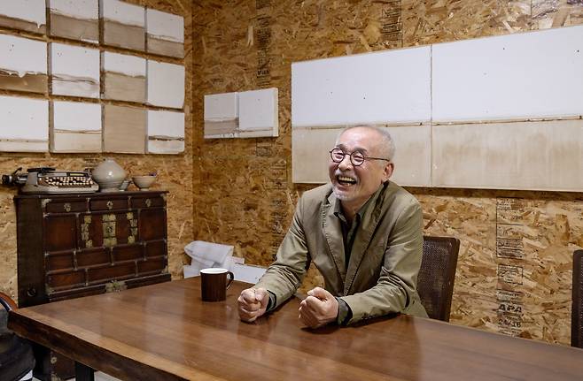 김근태 작가를 경기도 곤지암에 있는 그의 작업실에서 만났다. 올해 칠순인 김 작가는 세상 좋은 웃음을 짓고 있었다./아르테케이 제공