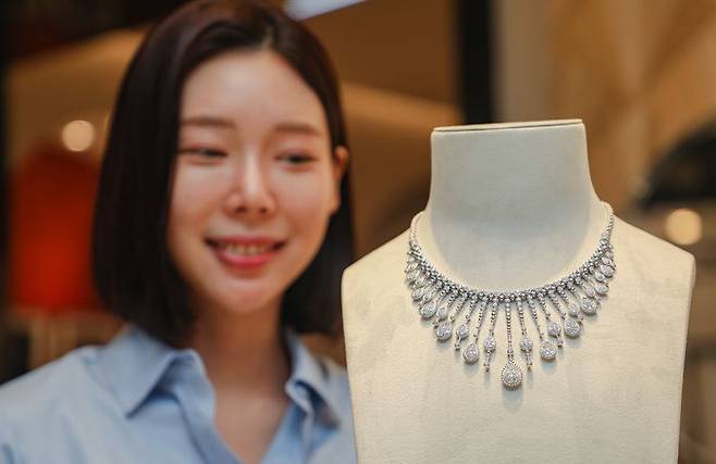 28일 오전 서울 강남구 현대백화점 무역센터점 2층 프랑스 명품 주얼리 브랜드 부쉐론 매장에 전시된 다이아몬드 목걸이 '쎄뻥 보헴 쏠라리떼 네크리스'.ⓒ현대백화점