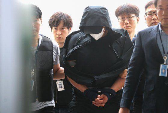 대구공항에 착륙 중인 항공기의 비상 출입문을 연 이모(33)씨가 28일 오후 대구지방법원에서 열린 구속 전 피의자 심문(영장실질심사)에 출석하고 있다. ⓒ연합뉴스