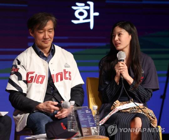 조국 전 법무부 장관과 딸 조민씨가 지난달 11일 오후 부산 해운대구 쿠무다 콘서트홀에서 열린 '조국의 법고전 산책 저자와의 대화'에서 팬이 선물한 롯데자이언츠 유니폼을 입고 있다. <연합뉴스>
