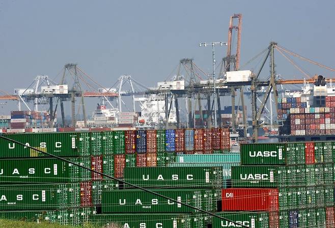 미국이 주도하는 한국, 일본 등 14개국 다자경제협력체 IPEF가 27일(현지시간) 미 디트로이트 장관회의에서 공급망 부문 협정을 타결했다. 2015년 2월 18일 미 캘리포니아주 로스앤젤레스항에 컨테이너들이 쌓여있다. 로이터뉴스1