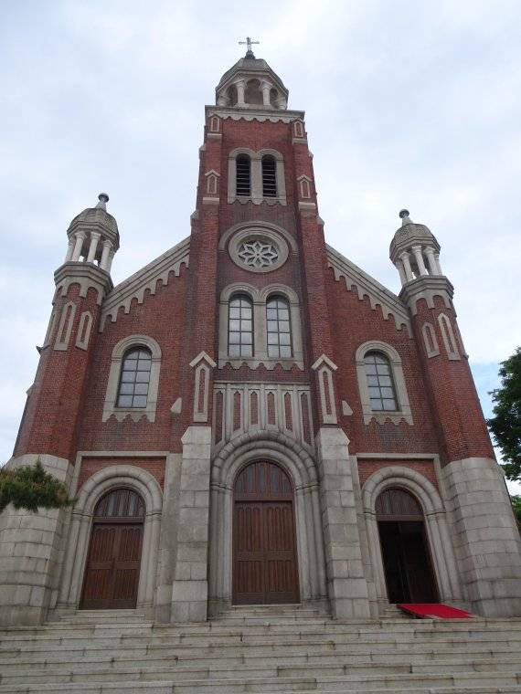 신포국제시장 일대에는 인천 최초의 천주교 성당인 답동성당과 한국 감리교의 발상지 내리교회, 한국 최초의 성공회 성당 내동교회가 위치해 순례객들이 많이 찾고 있다. 사진은 답동성당 전경.