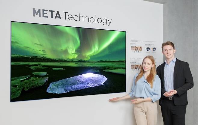 LG디스플레이 모델이 '메타 테크놀로지'가 적용된 3세대 OLED TV 패널을 소개하고 있다.