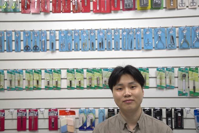 로얄금속공업이 제작하는 손톱깎이 앞에 선 김정민 글로벌 비즈니스팀장.