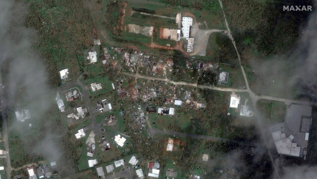 26일(현지시각) 태풍 마와르가 지나간 뒤 괌 데데도 지역 주택가가 피해를 입은 모습을 보여주는 위성사진. Maxar Technologies 제공. 연합뉴스