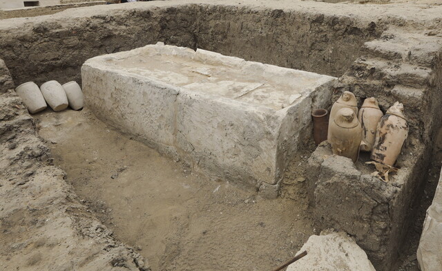 27일(현지시각) 이집트 수도 카이로에서 24㎞ 떨어진 사카라 유적지에서 발굴된 미라 작업장 EPA 연합뉴스