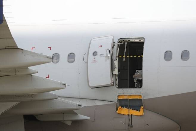 26일 오후 대구국제공항에 비상착륙한 아시아나항공 비행기의 출입구 비상개폐 흔적이 고스란히 남아 있다. 연합뉴스