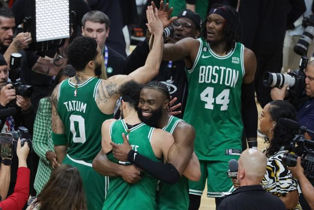 보스턴 선수들이 28일 미국 플로리다주 마이애미 카세야 센터에서 열린 2022~23 미국프로농구(NBA) 동부 콘퍼런스 결승 마이애미와 6차전에서 104-103으로 승리한 뒤 기뻐하고 있다. 마이애미=AFP 연합뉴스
