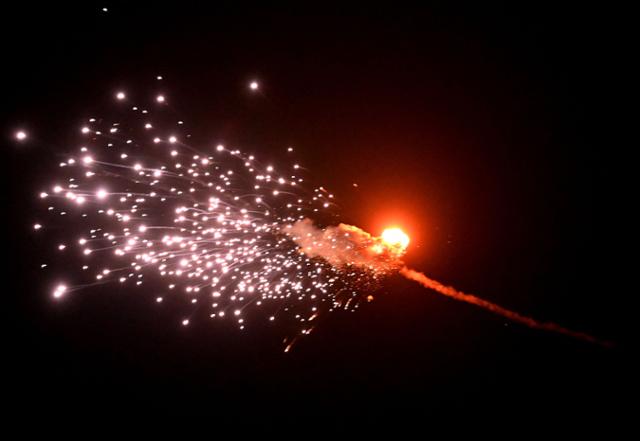 28일 새벽 우크라이나 수도 키이우 상공에서 러시아군이 발사한 드론이 격추되고 있다. 키이우=AFP 연합뉴스