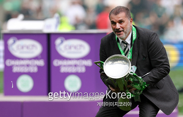 엔제 포스테코글루 셀틱 감독이 27일 리그 우승 트로피를 들어올리고 있다. 게티이미지