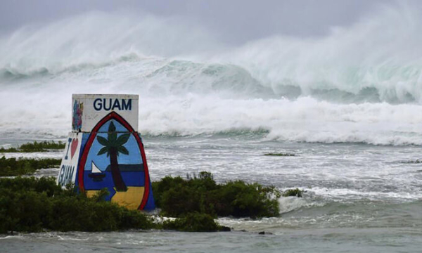 4등급 슈퍼 태풍 ''마와르''가 강타한 미국령 괌에서 지난 24일(현지시간) 거센 파도가 몰아치고 있다. AP=연합뉴스
