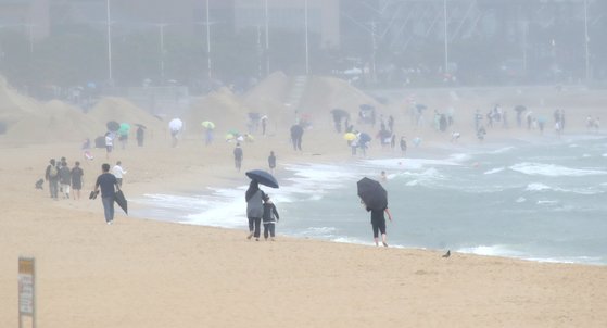 28일 비가 내리는 부산 해운대를 찾은 시민들의 모습. 사진 뉴스1