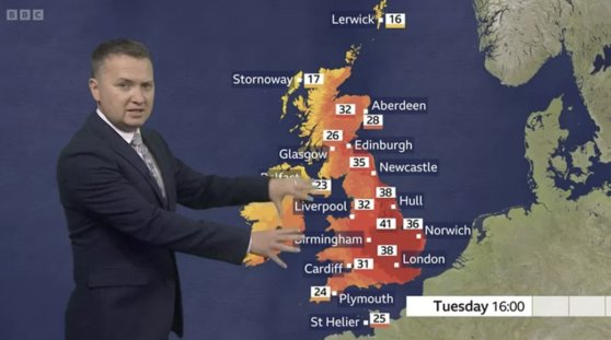 맷 테일러 BBC 기상캐스터가 지난해 7월 영국 전역에 폭염이 닥쳤을 때 예보하고 있는 모습. 사진 BBC방송 캡처