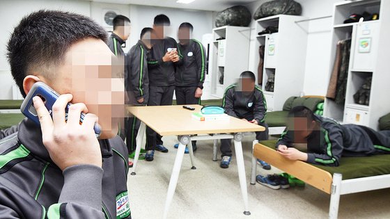 육군 한 부대에서 일과를 마친 병사들이 휴대전화를 사용하고 있다.(사진은 기사 내용과 직접적 관계 없음) 연합뉴스