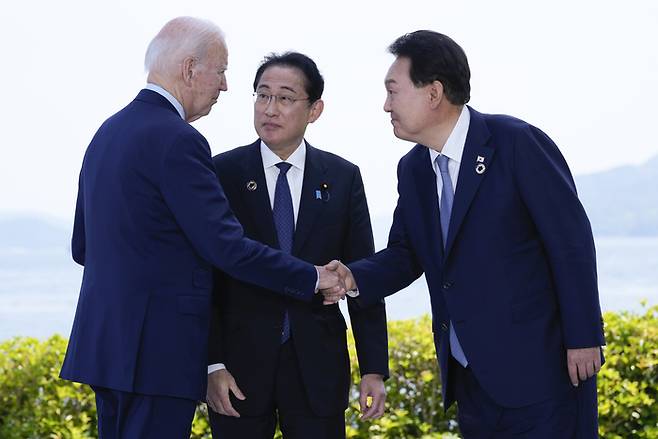 윤석열 대통령이 지난 5월 21일 일본 히로시마에서 열린 주요 7개국(G7) 정상회의를 계기로 열린 한·미·일 정상회담에서 조 바이든 미국 대통령(왼쪽)과 악수하고 있다. 가운데는 기시다 후미오 일본 총리 / AP연합뉴스