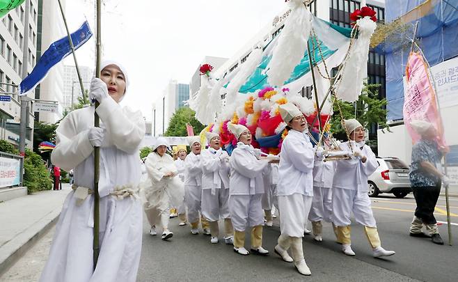 27일 오후 광주 동구 금남로 일대에서 제43주년 5·18 민주화운동을 기념한 부활제가 열리고 있다. 이 날은 80년 5월 항쟁 당시 옛 전남도청에서 계엄군에 맞선 시위대들의 최후 항쟁이 벌어진 날이다. 연합뉴스