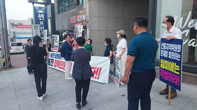 박용진 더불어민주당 의원이 지난 26일 경북 안동에서 열린 당원 행사에 참석했다가 일부 지지자들에게 항의를 받고 있다. 박용진 의원 페이스북 제공.