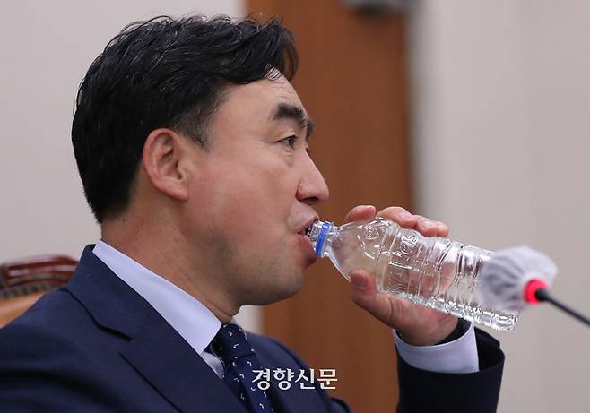 윤관석 국회 상업통상자원중소벤처기업위원회 위원장이 13일 국회에서 열린 전체회의 도중 물을 마시고 있다. 박민규 선임기자