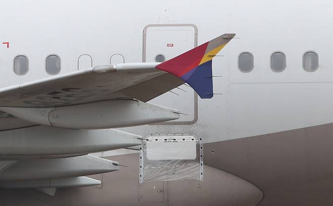 지난 26일 비상구 출입문이 열린 채 착륙하는 사고가 발생한 아시아나 항공기가 비상 출입문과 비상탈출 슬라이드가 28일 수리돼  대구국제공항 계류장에  세워져 있다. 연합뉴스