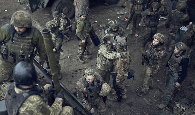 마른 땅 밟고 선 군인들 우크라이나 군인들이 27일(현지시간) 도네츠크주 바흐무트 인근 최전선에서 휴식을 취하면서 포옹하고 있다. AP연합뉴스