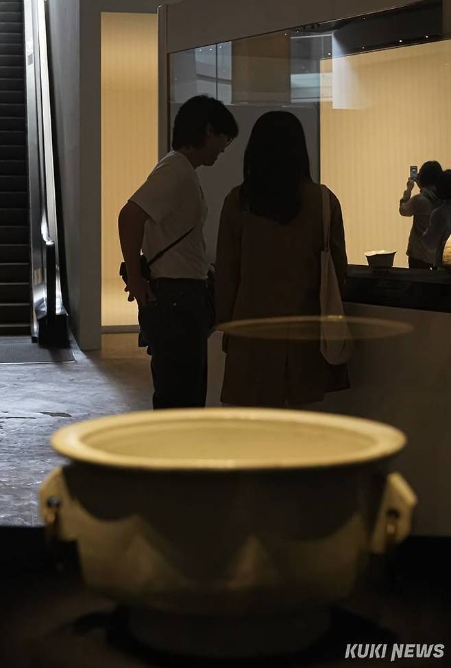 지난 7일 오전 서울 용산구 리움미술관에서 열린 ‘조선의 백자, 군자지향(君子志向)’전에서 청년 관람객들이 전시를 관람하고 있다.&nbsp; &nbsp;사진=김예솔