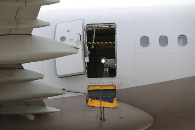 이씨가 출입문을 강제 개방해 피해를 입은 아시아나항공 에어버스 A321-200 항공기. 연합뉴스