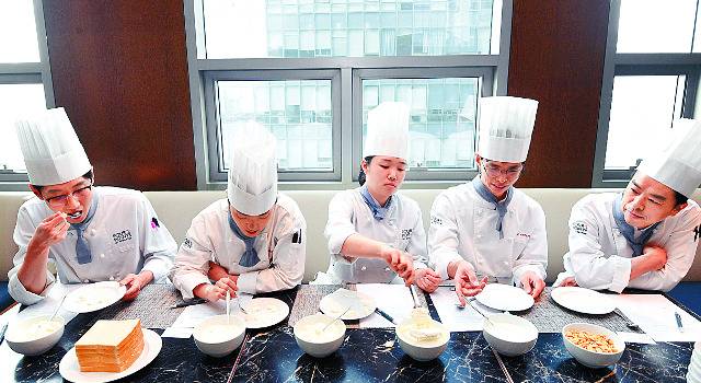 국민컨슈머리포트 평가단이 지난 22일 서울 용산구 ‘포포인츠 바이 쉐라톤 서울역’의 뷔페 레스토랑 ‘더 이터리’에서 그릭요거트 제품을 맛보며 평가하고 있다. 왼쪽부터 석성민, 이소진, 노윤지, 김성대, 이택구 셰프. 이한형 기자