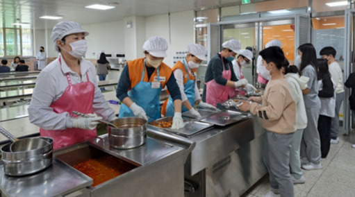 과천시자원봉사센터 봉사자들이 지난달 문원초등학교에서 급식 배식봉사를 하고 있다. 과천시 제공