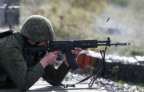 지난해 10월 부분 동원령으로 소집된 러시아 신병이 AK-12 소총으로 사격 훈련을 하는 모습. [사진 출처 = 타스, 연합뉴스]