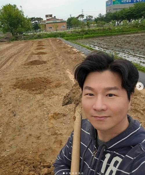 개그맨 김시덕이 택시기사에세 행패를 부려 징역형을 선고받은 40대 개그맨이 아니라고 해명했다. 사진=김시덕 SNS