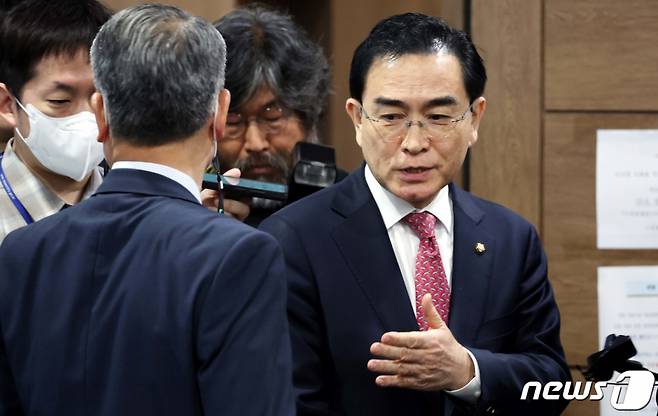 (서울=뉴스1) 임세영 기자 = 태영호 국민의힘 최고위원이 10일 오전 국회 소통관에서 최고위원직 자진 사퇴 기자회견을 마친 후 취재진의 질문을 받으며 이동하고 있다.(공동취재) / 사진=뉴스1