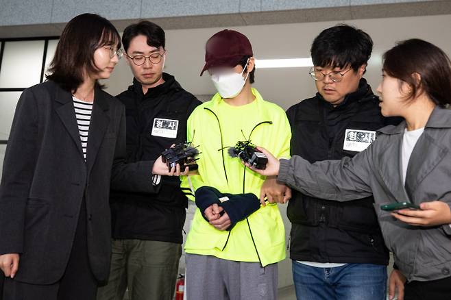 데이트폭력으로 경찰 조사를 받은 직후 연인을 살해한 혐의를 받는 김모씨가 28일 구속 전 피의자 심문(영장실질심사)에 출석하기 위해 서울금천경찰서를 나서고 있다. / 사진=뉴스1